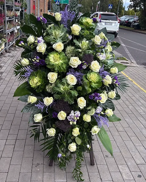 Wieniec z ozdobną kapustą i białymi różami: Duży wieniec w bieli i fiolecie: ozdobna kapusta, białe róże, fioletowa eustoma i limonium. Kwiaciarnia Bukieteria Gorzów Wielkopolski
